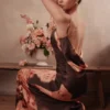Mariamma mørkebrun maxi-kjole i sateng med blomstertrykk