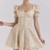 Melita kremfarget minikjole i chiffon med blomstertrykk og puffermmer