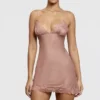 Nia rosa sateng- og blonder-slipkjole