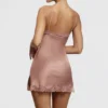 Nia rosa sateng- og blonder-slipkjole