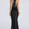 Oliviana svart sateng-maxidress