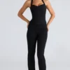 Peekaboo svart halterneck-korsetter