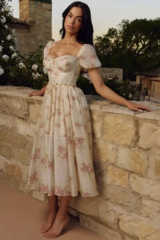 Penelope elfenbenfarget midikjole i chiffon med vintage rose-mønster