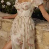 Penelope elfenbenfarget midikjole i chiffon med vintage rose-mønster