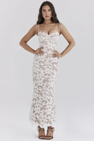 Perlehvit maxi-kjoler med blomsterbroderi