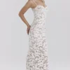 Perlehvit maxi-kjoler med blomsterbroderi