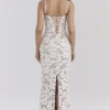 Perlehvit maxi-kjoler med blomsterbroderi