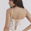 Perlehvit maxi-kjoler med blomsterbroderi