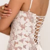 Perlehvit maxi-kjoler med blomsterbroderi