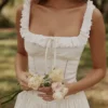 Phoebe hvit bomullskjole i midilengde med broderie anglaise-kant