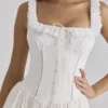 Phoebe hvit bomullskjole i midilengde med broderie anglaise-kant