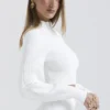 Reeva hvit ribbestrikket genser med ballongerm