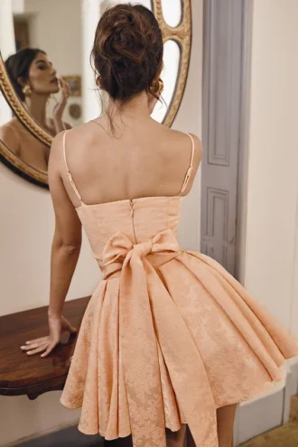 Rosalinda Peach Jacquard Mini Sløyfer-Aftenkjoler