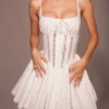 Rosaria hvit minikjole i bomull med korsetter
