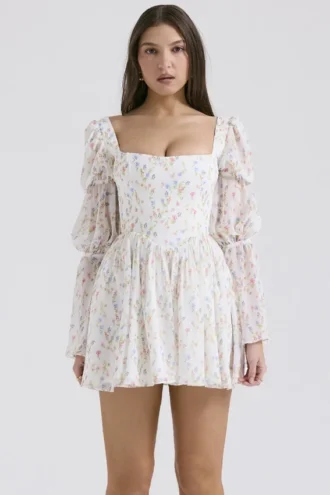 Sancia hvit minikjole med blomstertrykk og puffermmer