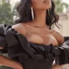 Selena svart satenkjole med puffede skuldre