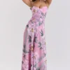 Seren rosa maxi-kjolelook med blomstertrykk og snøring i ryggen