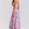 Seren rosa maxi-kjolelook med blomstertrykk og snøring i ryggen