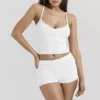 Sommerhvit, delikat strikket topp