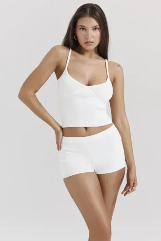 Sommerhvit, delikat strikket topp
