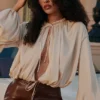 Talia Ecru Satin Bluse med åpen front