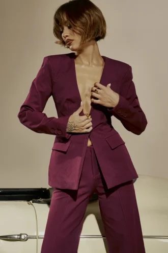 Theodora vinrød blazer med dyp V-hals