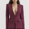 Theodora vinrød blazer med dyp V-hals