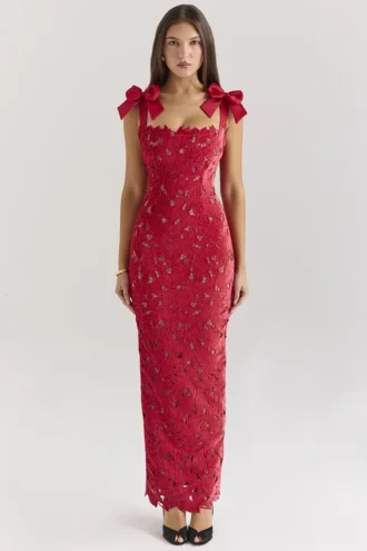 Tiff Holly rød fløyels- og blonder-maxidress