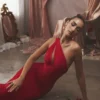 Valentina Scarlet asymmetrisk midikjole med utskjæringer