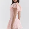 Verity Perfectly Pink blomstret blonderminikjole