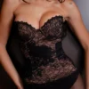 Yara svart blonder-korsetter-topper