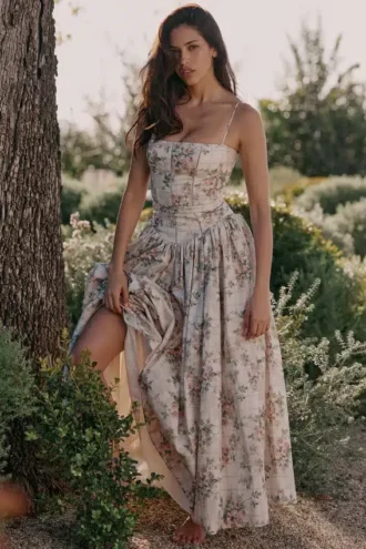 Ysabella kremfarget midilang sommerkjole i bomull med blomstertrykk